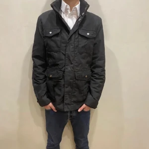 Safarijacka Zara - Hej! Säljer nu min jacka från märket Zara storlek S i Bra skick men dragkedjan är sönder se sista bilden. Modellen på bilden är 180cm lång och väger 80kg. Tveka inte på att höra av dig om du har några frågor eller funderingar kring va