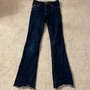 Zara jeans - Säljer dessa zara jeans för dem har blivit försmå. Dem är i stl 34 men passar mig som har stl 36. Dem är använda ca 8 ggr men dem ser ut som nya. Säljer för 90kr + frakt (nypriset är 399kr) 