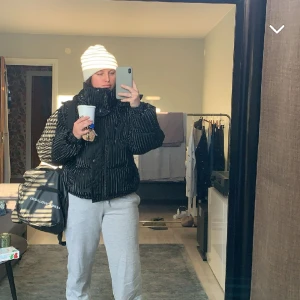 Svart blank jacka -  Svart blank vinterjacka, super snygg och trendig, säljer den då jag har alldeles för många jackor