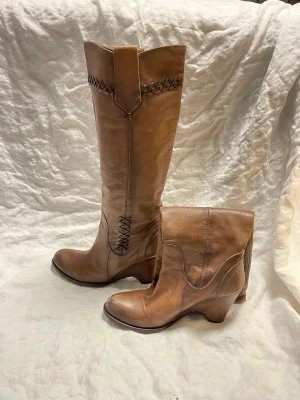 Bruna boots med klackars och detaljer - Snygga och trendiga boots i läder nästan aldrig använda 