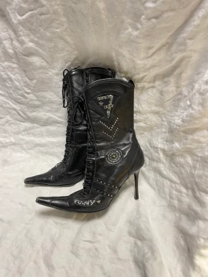 Svarta unika spetsiga boots - Supercoola med en massa detaljer på sidorna