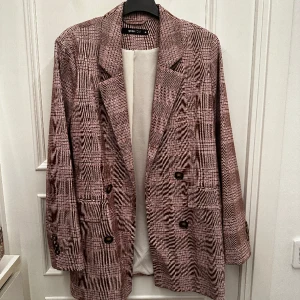 Mönstrad kavaj - Mönstrad kavaj från Gina Tricot. Storlek 36. Fint skick behövs bara strykas. Obs mönstret blir konstigt och ojämt på bild. Finare i verklighet!