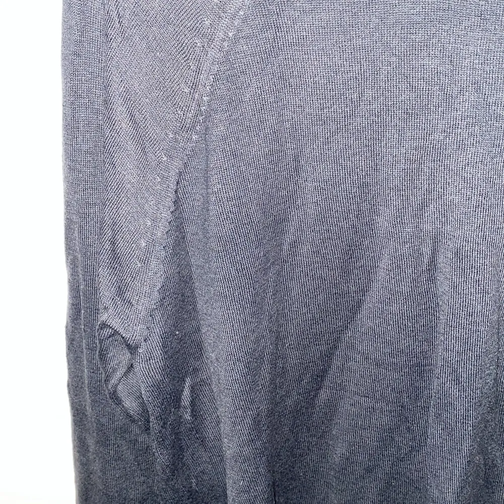 Tunn grå zara tröja som endast är provad och aldrig använd. Perfekt att ha över en t shirt eller som vanligt, köpt för 250. OBS läs beskrivningen . Tröjor & Koftor.