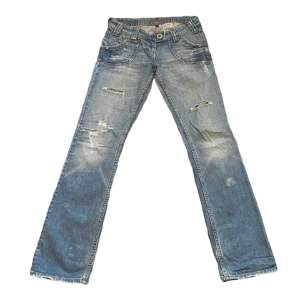 As coola och lågmidjade flare jeans men snygga detaljer, tyvärr är har de blivit för små för mig😭