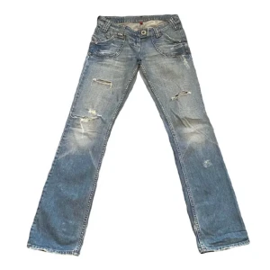 Lågmidjade jeans - As coola och lågmidjade flare jeans men snygga detaljer, tyvärr är har de blivit för små för mig😭