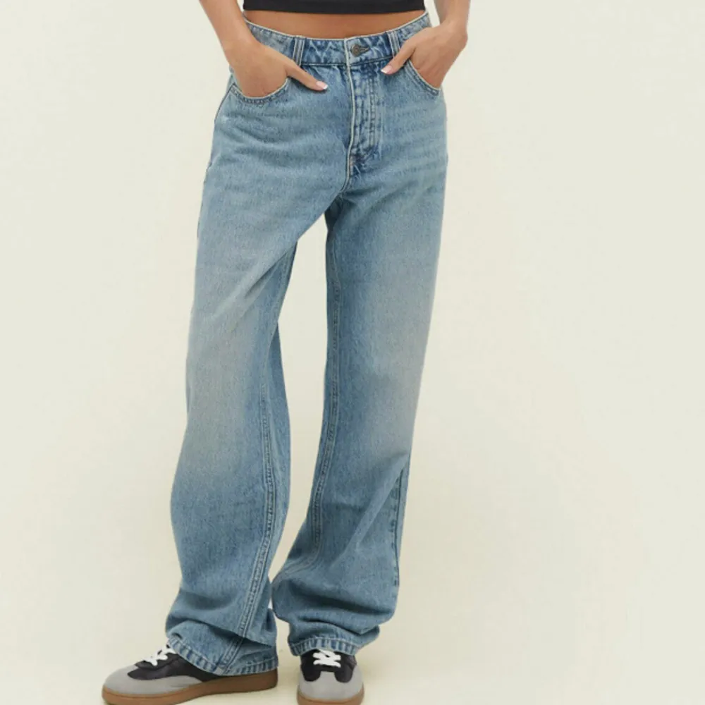 Jätte snygga jeans från stradivarius som inte kommer till användning. Använda typ två gånger och är som nya!😍 kan skicka fler bilder vid intresse🩷. Jeans & Byxor.