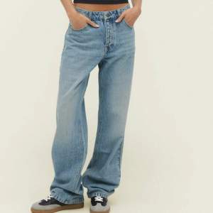 Jätte snygga jeans från stradivarius som inte kommer till användning. Använda typ två gånger och är som nya!😍 kan skicka fler bilder vid intresse🩷