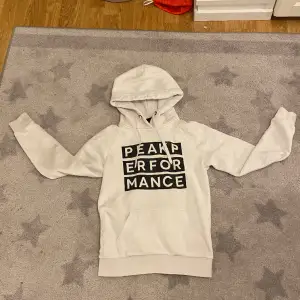 Säljer denna läckra peak performance hoodie pga ingen användning. Rimlig till storleken och fint skick!