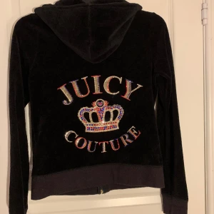 Juicy couture tröja - Supersnygg juicy couture tröja som är köpt på plick men inte fått nån användning av därav att jag säljer den🤍 Storlek M men skulle säga att den är mer som en S🤍 Skriv vid intresse eller funderingar🤍