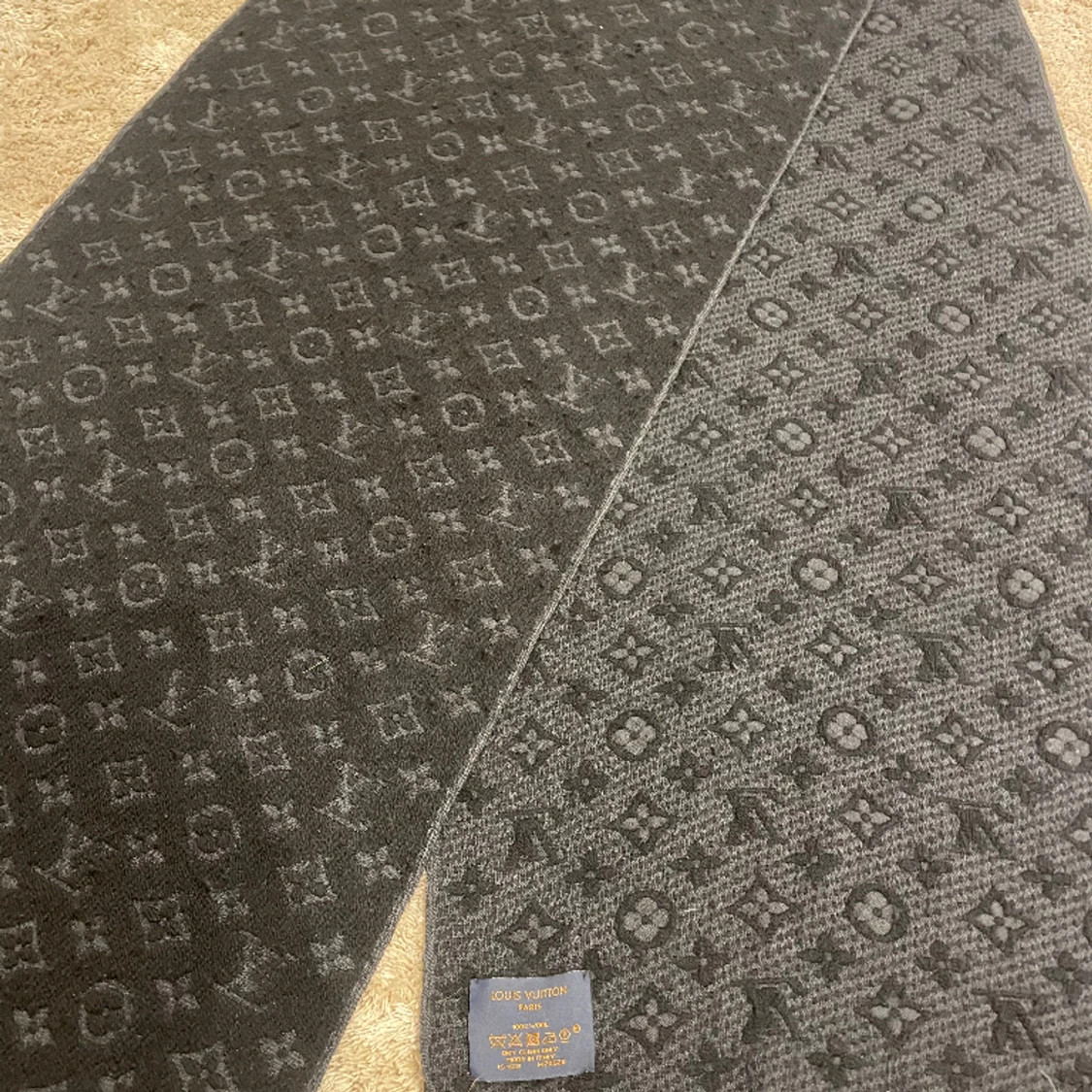  Louis Vuttion Monogram Classic Scarf - 91