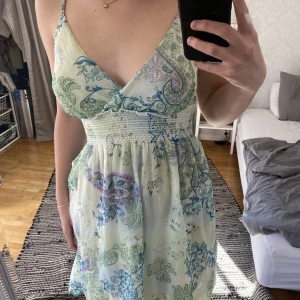 Klänning - En jättefin sommarklänning köpt på Sellpy🌸 Storlek S och går lite ovanför knäna på mig som är ca 162cm! Kontakta mig gärna vid frågor💛