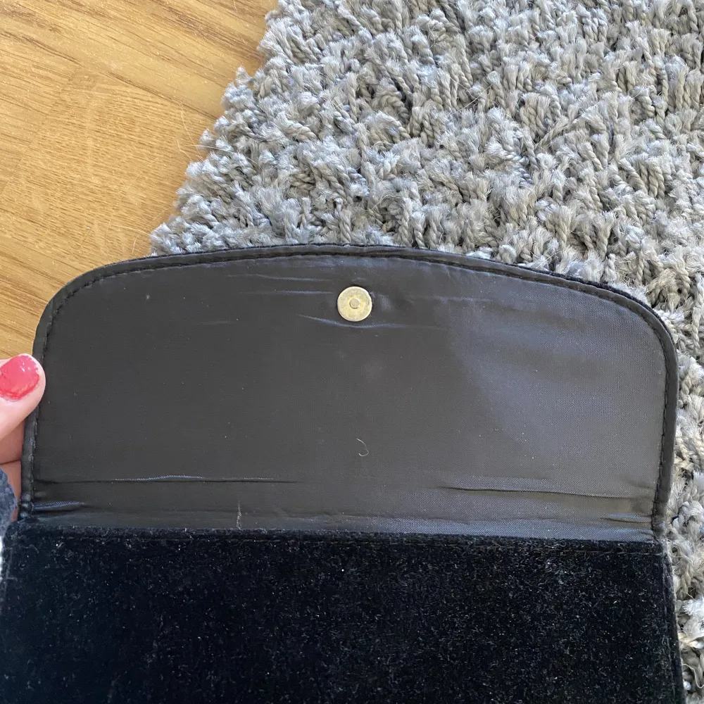 Jätte fin pochette från Marc Jacobs , Anvönt skick men går att få ren . Köpare står för frakt . Väskor.