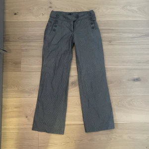 Kostymbyxor  - så söta men korta på mig rakt över 36cm innerbenet 75cm hela längden 94cm