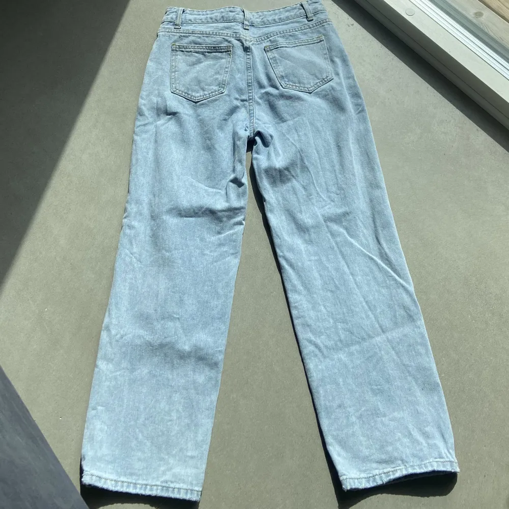 Ljus blåa jeans från H&M storlek XS men lite korta för mig som är 156, pris 120kr. Jeans & Byxor.