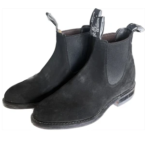 R.M Williams  - Ett var svarta R.M Williams använda en gång i storlek 36. Nypris 4999kr 