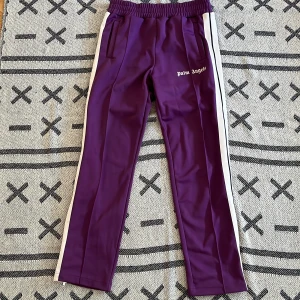 Palm Angels  - Säljer dessa Palm Angels byxor då jag inprincip inte använt dom. Sitter sjukt skönt o väldigt bra kvalite.  Köpte dom på Kicks n Stuff i Göteborg.