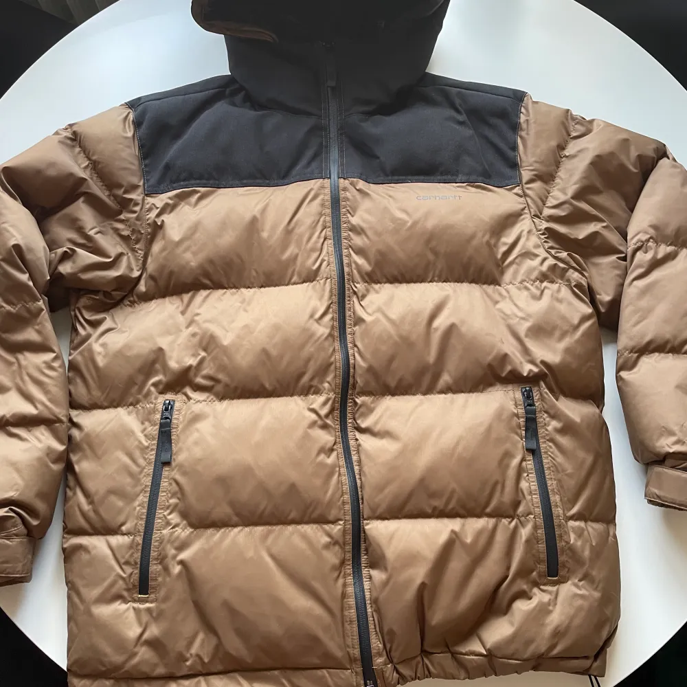 Carhartt puffer jacket storlek XL. Köpt för 2 år sedan för runt 3000 på junkyard. Jackor.