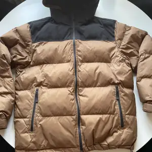 Carhartt puffer jacket storlek XL. Köpt för 2 år sedan för runt 3000 på junkyard