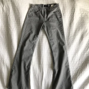 Gråa jeans - As snygga midwaist gråa jeans som tyvärr är lite för stora för mig (dem är ljusare i verkligheten än på bild). Dem är i bra skick! Midjemått: 40cm x 2 Innerbenslängden: 77cm Hela benet: 102cm