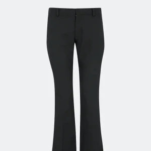 Lågmidjade kostymbyxor med slits - Säljer mina svarta lågmidjade kostymbyxor med slits från bikbok då dom har blivit för små, skriv privat för fler bilder, dom är knappt använda🥰Tryck inte på ”köp nu”