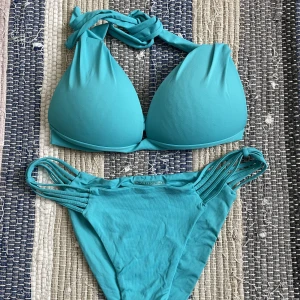 Ljusblå bikini - Fin bikini från Calzedonia, säljer pga att den är för liten för mig. Brukar ha strl S/M i bikinis, denna skulle passa någon med strl XS/S. DM vid intresse💗