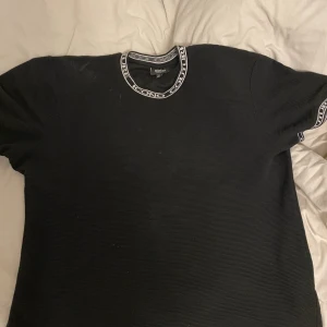 T-shirt - Väldigt fin T-shirt som är lös och inte fastnar på magen. 