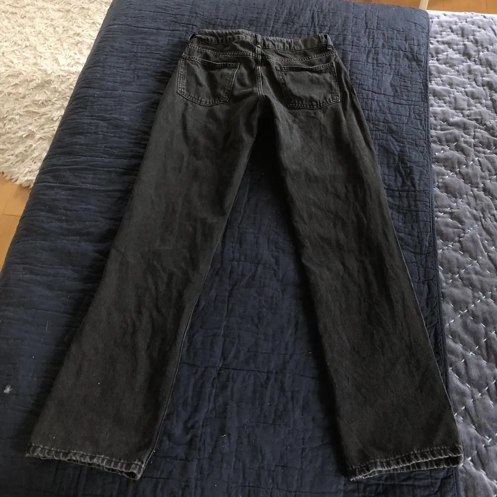 Jättesnygga lågmidjade jeans ifrån lager!!💋Orginalpris: 399kr säljer för 199 kr. Nästan helt oanvända❤️. Jeans & Byxor.
