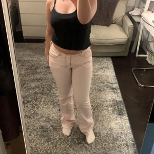Ljusrosa lågmidjade jeans  - Lågmidjade jeans perfekt till sommarn och formar kroppen perfekt. 