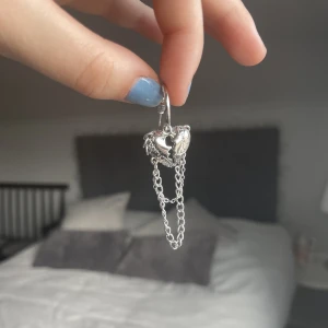 Stockholm stil örhängen  - Säljer pga inte kommer till användning. Köpt av uf företag, knappt använd. Obs: säljer 1 örhängen❤️