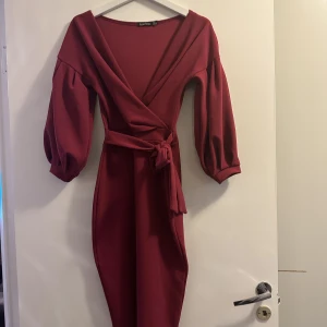 Röd klänning  - Röd klänning använd en gång, fler bilder kan skickas om så önskas. Storlek S kan även passa en XS också.