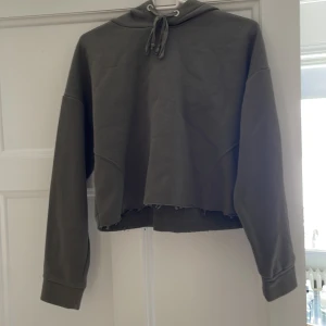 Hoodie - Säljer en croppad Hoodie från lager 157 i storlek xs/s