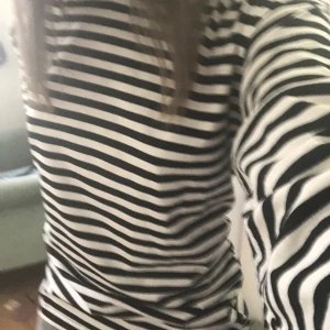 Vit svart randig tröja  - Vit svart randig oversized tröja