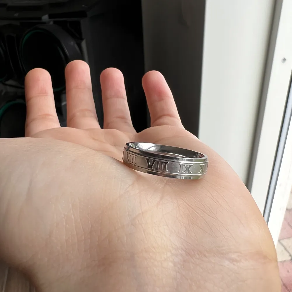 Rostfritt stål silver ring med romerska siffror.  Ej använd bara testad, säljs för den är för stor.  Strl S i män så kanske sitter lite större på tjejer. . Accessoarer.
