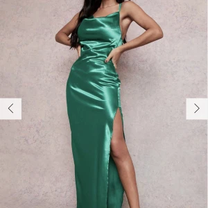 Oanvänd klänning - En superfin oanvänd balklänning köpt på Boohoo till min bal i juni, säljes pga jag har ångrat mig💚 strl 38 Köpt för ca 300kr