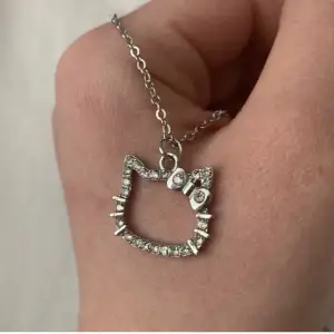 Coolt Hello Kitty halsband med rhinestones!! (GÅR FORTFARANDE ATT KÖPA, SKRIV TILL MIG) finns flera annonser på dessa halsband på min sida eftersom det finns flera i lager!!💗💗