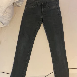 G-star jeans 3301 slim raw - Haft ungefär 1år använt ungefär 8 gånger inga hål funkar lika bra som när jag köpte dom 