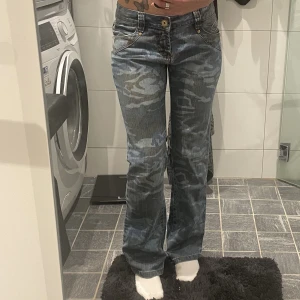 Militär mönstrade jeans  - så fina o coola rakt över 38c inneben 82cm hela längden 100cm