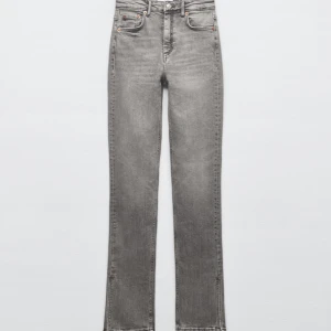 Jeans zara  - Snygga jeans från zara med lite tajtare passform som även har slits längst ner! Super fin grå färg🤩