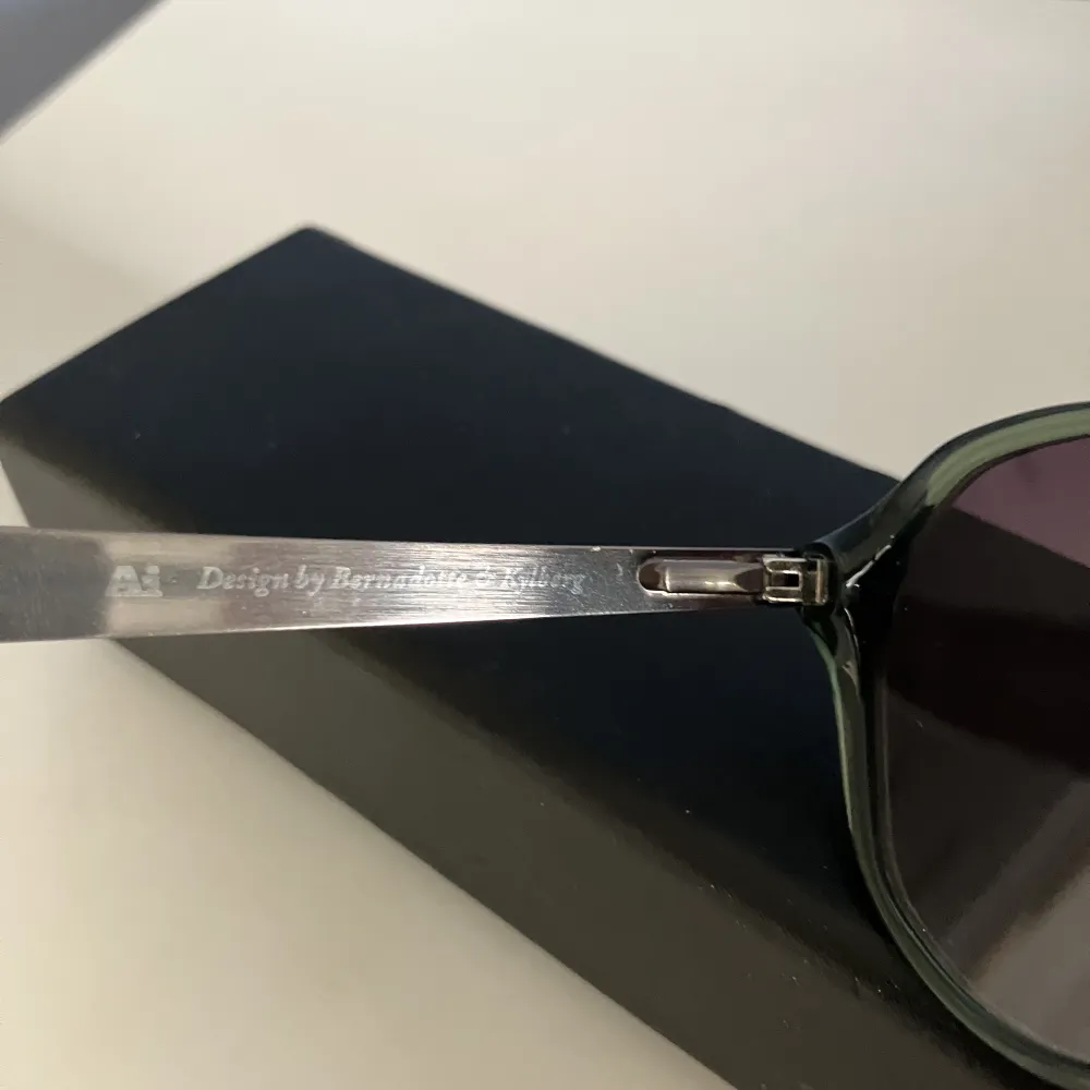 Hej, säljer ett par solglasögon design by Bernadotte & Kylberg som endast är använda ett fåtal gånger. Nypris 1425kr. Dm för fler bilder. . Accessoarer.