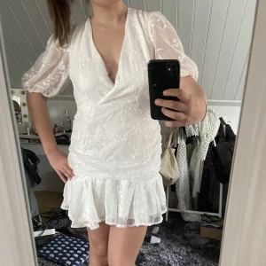 Studentklänning  - En aldrig använd studentklänning där prislappen är kvar! Köpt för 1 000kr, köparen står för frakten 