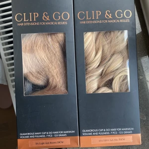 Poze hårförlängning  - Säljer mina clip in extensions från Poze då jag inte är ljushårig längre! De till vänster är helt oanvända medan de till höger har använts 2-3 gånger. Väldigt lättarbetade och mjuka🫶🏻 Nypris: 1400kr/styck (2800kr för båda). Säljer bägge för 1850kr!