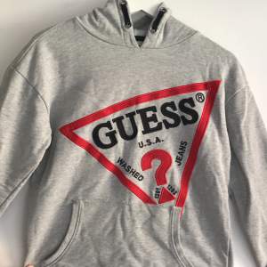 En grå hoodie med märket guess, i bra skick och bra pris. 😀