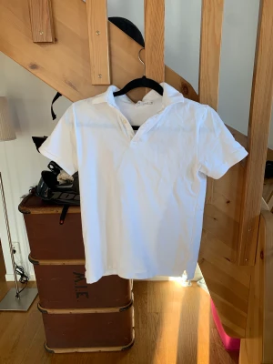 Piké tröja  - En vit piké tröja som passar perfekt till en skön och varm sommar dag 