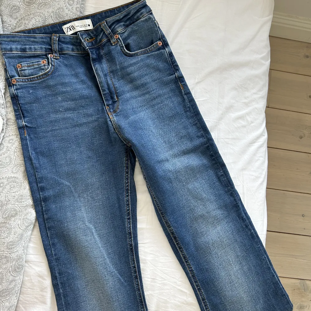 Bootcut jeans i storlek 34. Aldrig använda. Medelhög midja. Superfin tvätt men försmå för mig tyvärr. 💕. Jeans & Byxor.