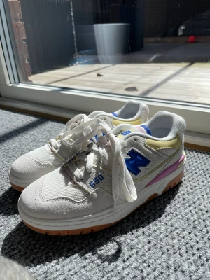 New Balance skor - Säljer dessa nya helt oanvända 550 new balance skorna! Kom gärna med egna prisförslag💕 skriv via funderingar och annat!☺️
