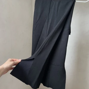 Kostymbyxor  - Kostymbyxor i trekvart från & other stories i storlek 36, längd ca. 78cm. Slits nere, fick detaljer bak och sydda linjer fram o bak. Väldigt mjukt i materialet så jätte sköna och låg midjat.🖤🫶🏼