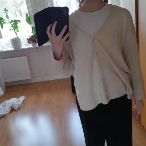 Vit kofta - En vit/beige kofta som aldrig har blivigt andvänd, Lappen fins inte kvar för att jag trodde att jag skulle använda den men sen har jag glömt att den finns.