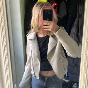 Zara jacka - Super snygg beige grå jacka från Zara. Skriv för fler frågor 💕