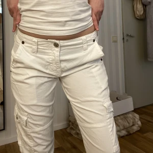 True Religon Cargos - Säljer dessa fina true religion cargo pants i strl S/M passar båda men beroende på hur man vill att dom ska sitta och passar även någon som är 168 och kortare💗 Väldigt unika🤩