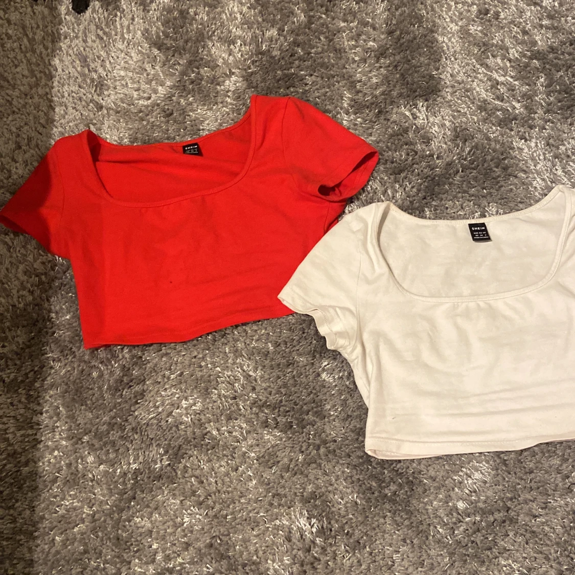 Två u ringlade croptops - 91